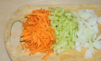 Морковь натираем на терке, а лук с болгарским перцем тонко нарезаем.