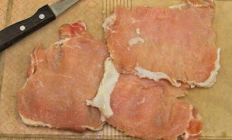 Размороженное мясо также режем тонкими кусочками. Их можно отбить.