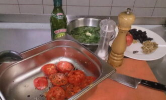 Сочные томаты нарезаем толстыми шайбами, хорошенько солим, перчим и сбрызгиваем маслом оливы.