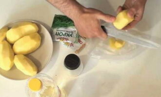 Как быстро сварить картошку в микроволновке? Картофель очистите, помойте и нарежьте дольками среднего размера. Сложите в целлофановый пакет.