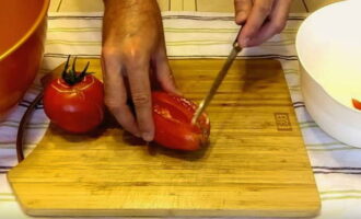 Как заготовить горлодер из помидоров с чесноком на зиму? Помидоры помойте, вырежьте плодоножки и разрежьте пополам.