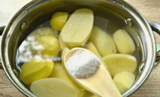 Залейте картофель холодной водой, добавьте соль по вкусу и поставьте вариться. 