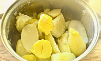 На максимальном огне доведите картофель до кипения, затем убавьте температуру и варите картофель до готовности.