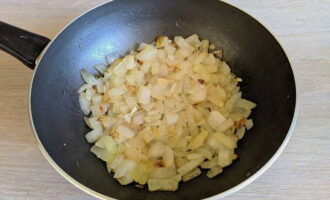 Очищенную от шелухи и нарезанную кубиком луковицу переложите в сковородку с разогретым растительным маслом.