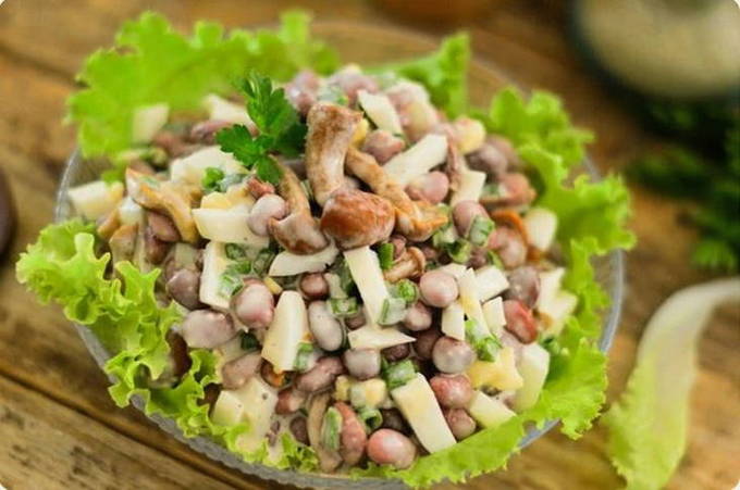 Салат с маринованными опятами — 8 пошаговых рецептов
