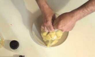 Пакет завяжите и потрясите, чтобы специи равномерно покрыли картофель.