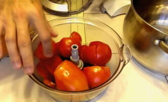 Измельчите помидоры в блендере или прокрутите их через мясорубку.