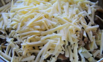 Твердый сыр измельчите на крупной терке сразу над салатницей.