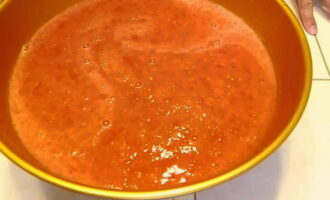 Большую часть томатной массы перелейте в другую емкость.
