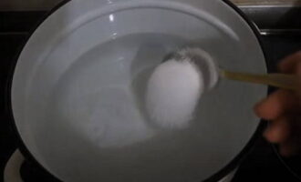 В отдельной кастрюле сварить маринад из указанного в рецепте количества воды, сахара и соли с расчётом на 1 кг отваренных подберезовиков.