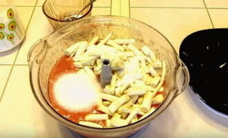 Затем в томатную массу по частям добавляйте чеснок и корень хрена, продолжайте измельчать. В конце добавьте сахар и соль, доведите массу до однородности. Далее полученную острую массу смешайте с томатной.