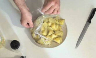Затем аккуратно разрежьте пакет и извлеките готовый картофель.