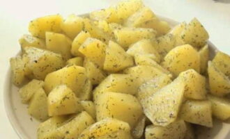 Подавайте готовый картофель в качестве гарнира к блюдам из мяса и рыбы.