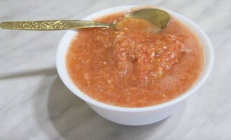 Чтобы хреновина не закисла и хорошо хранилась, крышки предварительно смажьте горчичным соусом.
