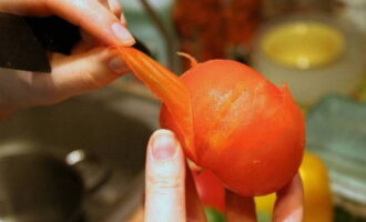 Как приготовить курицу с овощами на сковороде? Перед началом приготовления снимаем с помидоров кожицу. Для этого делаем на них крестообразные разрезы и ошпариваем их кипятком. Спустя минуту опускаем их в ледяную воду и легко отделяем кожуру от томатов. Нарезаем помидоры небольшими кубиками. Болгарский перец хорошо промываем под проточной водой, обсушиваем и удаляем плодоножку с семенами. Далее нарезаем их тонкими полосками.