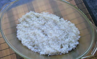 Для начала тщательно промываем рис под проточной водой. Далее равномерно распределяем его по форме для запекания, добавляем растительное масло и солим по вкусу.