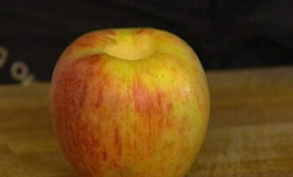 Как вкусно запечь яблоки в духовке? Промываем яблоки, аккуратно вырезаем плодоножку и сердцевину острым ножом. Важно не разрезать плоды до конца.