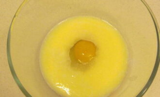 Как приготовить маффины по классическому рецепту? Куриные яйца соединяем в глубокой посуде вместе с растопленным сливочным маслом и молоком. Взбиваем до однородности.