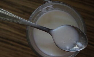 Оладьи на молоке без дрожжей приготовить очень просто. В молоко вливаем уксус, размешиваем и оставляем на 10 минут.
