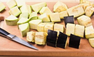Как быстро и вкусно приготовить овощи, запеченные в духовке? Баклажан и кабачок нарежьте крупными кубиками.