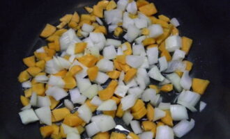На небольшие кубики разделываем очищенный лук с морковью. Обжариваем их в масле во включенной мультиварке.