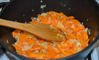 Измельчаем лук с морковью и томим в растительном масле до мягкости.
