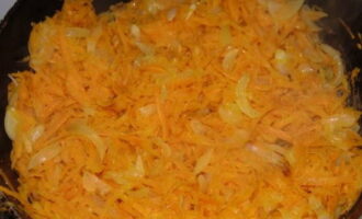 Натираем морковь, измельчаем лук и жарим до мягкости в сковороде с маслом.