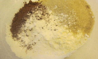 В отдельной посуде соединяем муку, разрыхлитель, сахар и какао. Размешиваем до однородности.