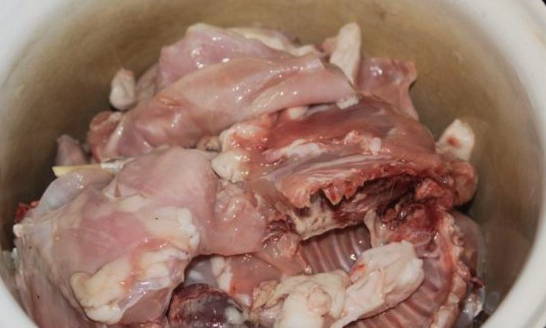 Как запечь сочное мясо кролика в сметане с картошкой в духовке (пошаговый рецепт с фото):