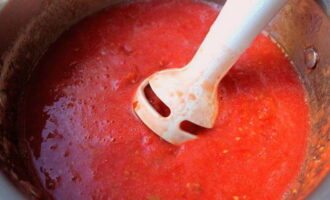 Вымываем свежие томаты. Чтобы легко избавить их от шкурки, необходимо сначала сделать надрез на верхушке помидоров в виде креста, а затем уложить их в миску и залить кипятком на пару минут. Томаты без шкурок измельчаем с помощью блендера.