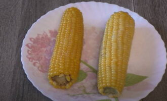 После варки кукурузу выкладываем на тарелку, даем совсем немного остыть.