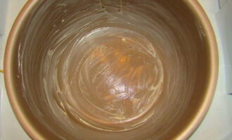 Для того чтобы в процессе запекания шарлотка не пригорела – хорошенько промазываем чашу мультиварки сливочным маслом.