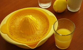 Из очищенных апельсинов выдавливаем стакан сока. Оставшуюся мякоть мелко режем.