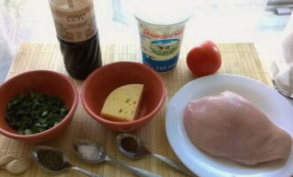 Как приготовить мясо по-французски из куриного филе в духовке? Подготовьте необходимые продукты по списку.