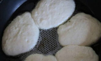 Вливаем ложкой тесто в разогретую с растительным маслом сковороду.