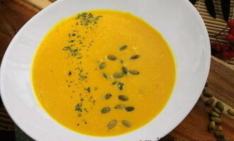 Нежный тыквенный крем-суп по классическому рецепту готов. Разливайте по тарелкам, украшайте сушеной петрушкой, тыквенными семечками и пробуйте!