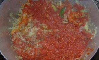 Вливаем томатный сок, размешиваем и томим около 40 минут. За 15 минут до готовности присоединяем в массу лавровые листья, горошины перца и уксусную эссенцию.