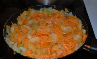 Сюда же добавляем морковь. Томим продукты в течение 3-5 минут.