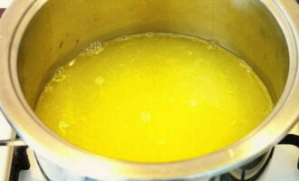 В отдельной кастрюле кипятим еще один стакан воды с соком. Сюда же выдавливаем сок половинки лимона. Растворяем здесь сахар и варим до образования сиропа.