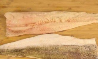 Как приготовить рыбу с овощами, запеченную в духовке? Очищаем рыбу, промываем проточной водой и разрезаем пополам вдоль тела, чтобы было проще избавляться от костей. 