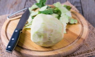 Чтобы вкусно приготовить кольраби, хорошо помойте капусту и очистите от кожуры.