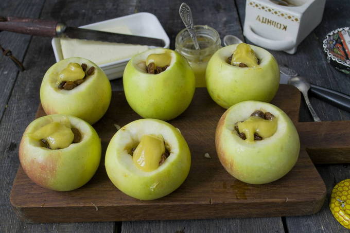 Рецепт: Яблоки в дрожжевом тесте - с начинкой