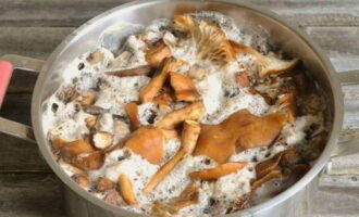 Затем подготовленные грибы отварите в течение 30 минут в воде с небольшим количеством соли, не забывая снять пенку с поверхности.