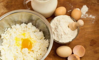 Для начинки растирают яйца с сахаром и творогом, помещают начинку на слой теста. 
