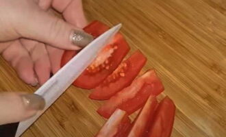 Дольками нарежьте помидоры. Часть семян можете удалить чайной ложечкой. Морковь измельчите по своему вкусу на крупной или корейской терке.