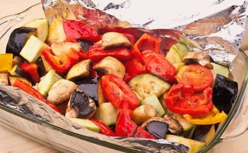 Овощи в духовке без масла. Овощи в духовке запеченные крупными кусками на Протвине. Запеченные овощи в духовке калории на 100.
