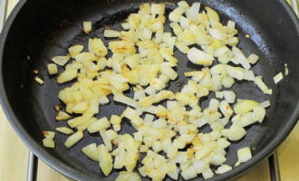 Пока овощи варятся, растапливаем на сковороде немного сливочного масла и обжариваем в нем до золотистого цвета мелко нарезанный репчатый лук. Снимаем с плиты.