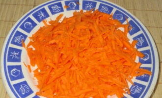 Так же поступаем с морковкой. Только измельчаем ее с помощью крупной терки.