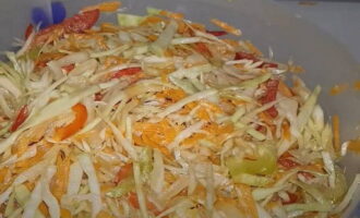 Затем руками овощи аккуратно и не разминая их перемешайте. Посуду прикройте салфеткой и оставьте салат на один час, чтобы овощи промариновались. За это время салат рукой 2–3 раза перемешайте.