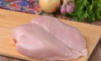 Куриные оладьи приготовить очень просто. Подготовим куриное филе. Его необходимо разморозить и, при необходимости, освободить от кожуры.